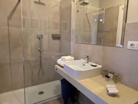 Comfort House, Smoking (n.1) | Bathroom | Shower, free toiletries, hair dryer, slippers