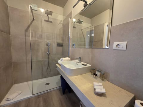Comfort House, Smoking (n.1) | Bathroom | Shower, free toiletries, hair dryer, slippers