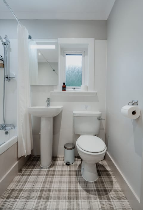 Exclusive House | Bathroom | Free toiletries, hair dryer, towels