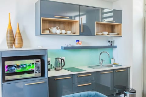 Junior Penthouse | Private kitchen | Fridge, microwave, coffee/tea maker, electric kettle