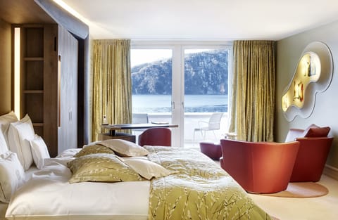 Junior Suite, Lake View | Minibar, in-room safe, desk, soundproofing