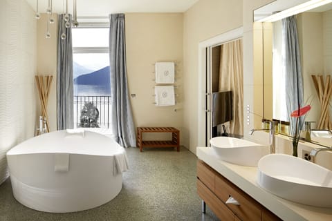 Deluxe Room, Lake View (Residence) | Minibar, in-room safe, desk, soundproofing
