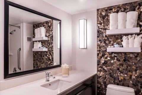 Combined shower/tub, hydromassage showerhead, designer toiletries