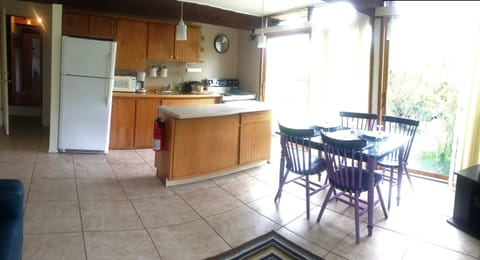 Comfort Apartment, 1 Bedroom, Mountain View, Garden Area | Private kitchenette | Mini-fridge, paper towels