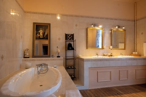 Triple Room (Royale) | Bathroom | Free toiletries, hair dryer, towels