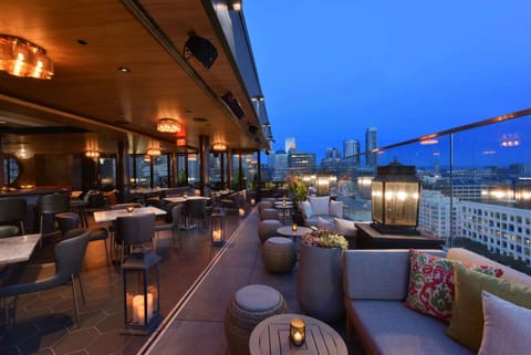 3 bars/lounges