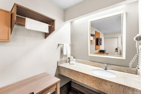 Deluxe Room, 1 King Bed (Smoke Free) | Bathroom | Combined shower/tub, free toiletries, hair dryer, towels