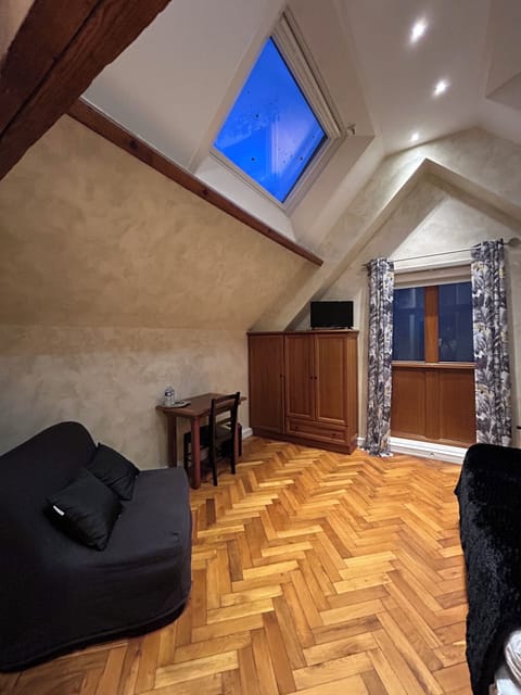 Family Double Room (Binche) | Desk, soundproofing, free WiFi, bed sheets