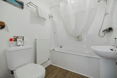 Standard Double Room, 1 Double Bed, Non Smoking, Ensuite | Bathroom | Free toiletries, hair dryer, towels