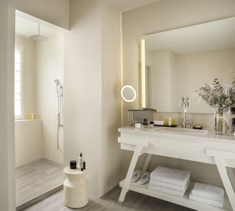 Junior Suite | Bathroom | Designer toiletries, hair dryer, bathrobes, slippers