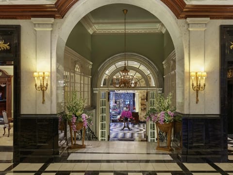 4 restaurants, breakfast, lunch, dinner served; seafood