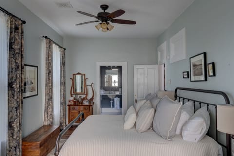 1 bedroom, premium bedding, desk, free WiFi