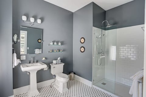 Classic Room, 1 Queen Bed, Garden View, Corner | Bathroom | Combined shower/tub, free toiletries, towels