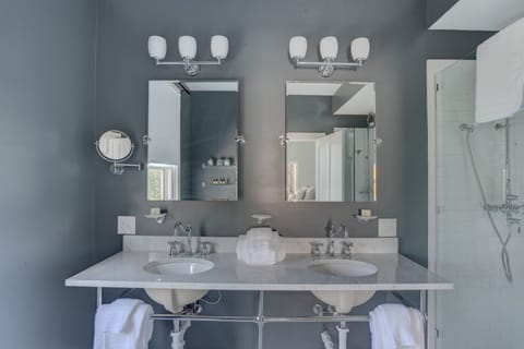 Suite, 1 King Bed, Lake View, Lakeside | Bathroom sink