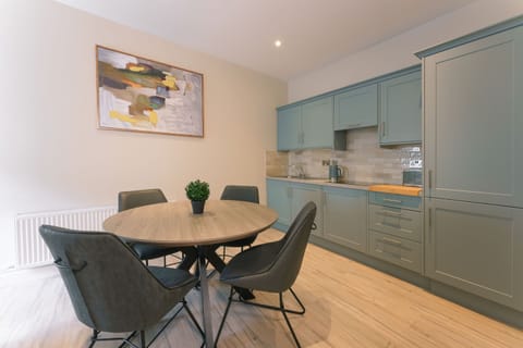 Deluxe Apartment, Ensuite | Private kitchen | Highchair