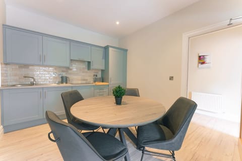 Deluxe Apartment, Ensuite | Dining