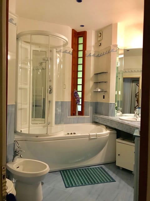 Combined shower/tub, jetted tub, free toiletries, hair dryer