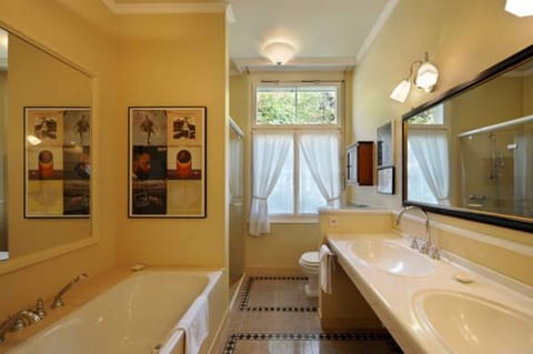 Superior Jazz Junior Suite | Bathroom | Free toiletries, hair dryer, bathrobes, slippers