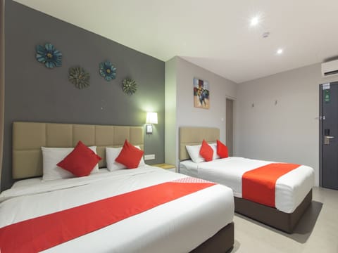 Family Suite | Desk, WiFi (free), bed sheets