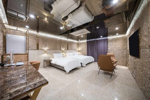 Royal Suite | Minibar, in-room safe, individually decorated, individually furnished