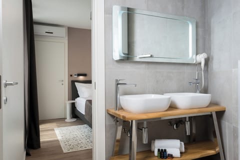 Comfort Double or Twin Room | Bathroom | Shower, rainfall showerhead, eco-friendly toiletries, hair dryer