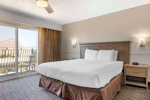 Standard Room, 1 King Bed, Balcony, Ocean View | Iron/ironing board, rollaway beds, free WiFi, bed sheets