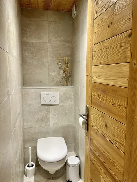 Superior Triple Room | Bathroom | Hydromassage showerhead, free toiletries, hair dryer, bathrobes