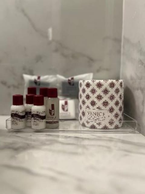 Shower, rainfall showerhead, free toiletries, hair dryer