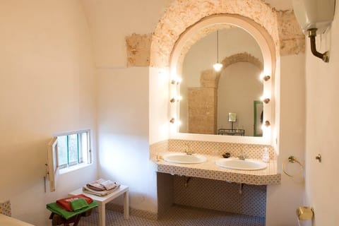 Deep soaking tub, rainfall showerhead, bidet, towels