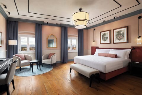 Signature Room (Deluxe) | Minibar, in-room safe, individually decorated, individually furnished