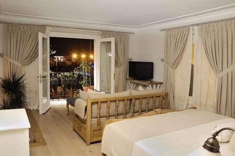 Suite | In-room safe, soundproofing, free WiFi