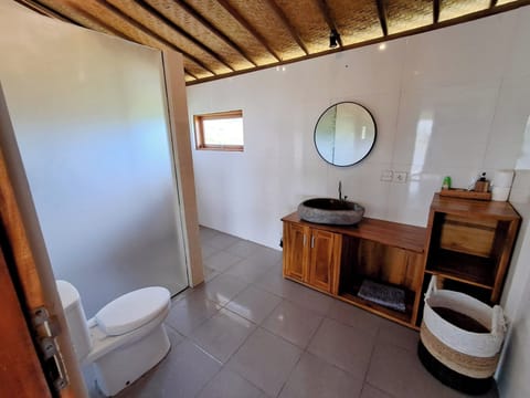 Deluxe Double or Twin Room, Private Bathroom, Partial Ocean View | Bathroom | Deep soaking tub, towels