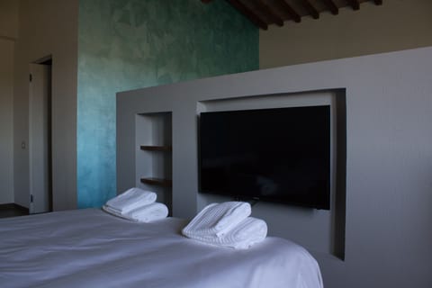 Superior Suite | Desk, blackout drapes, soundproofing, rollaway beds