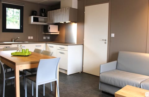 Full-size fridge, microwave, stovetop, dishwasher