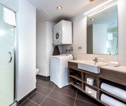 Shower, free toiletries, hair dryer, towels