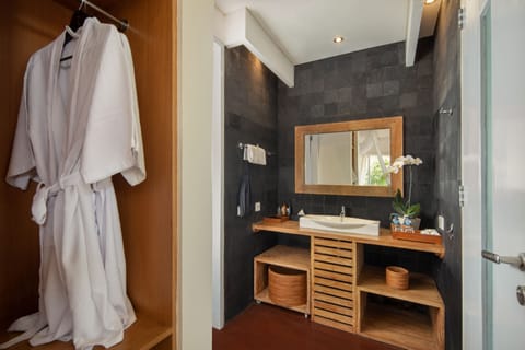 Deluxe Villa, 1 Bedroom | Bathroom | Separate tub and shower, free toiletries, hair dryer, bathrobes