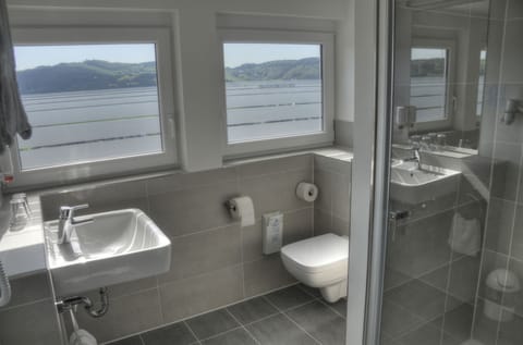 Standard Twin Room, Multiple Beds, Non Smoking | Bathroom | Shower, hair dryer, towels