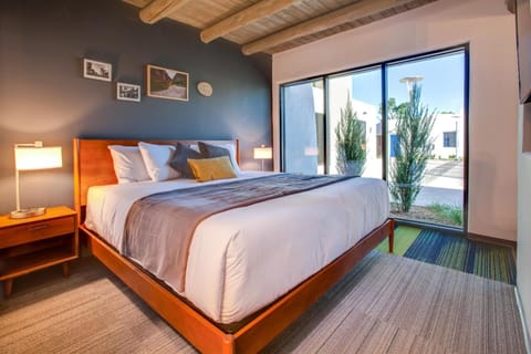 Standard Single Room, 1 King Bed | Blackout drapes, soundproofing, iron/ironing board