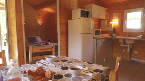 Chalet, 2 Bedrooms, Accessible (5 personnes) | Living area | Flat-screen TV