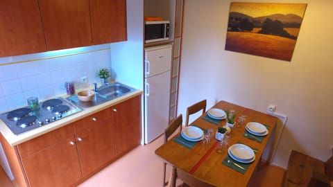 Fridge, microwave, stovetop, coffee/tea maker