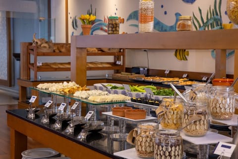 2 restaurants; lunch and dinner served