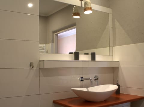 Comfort Double Room, 2 Twin Beds, Private Bathroom, Garden View | Bathroom | Free toiletries, hair dryer, heated floors, towels