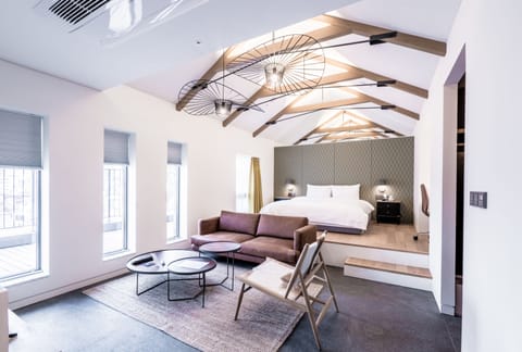 Patio Suite | Premium bedding, down comforters, in-room safe, blackout drapes