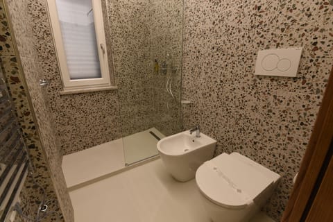 Shower, rainfall showerhead, free toiletries, hair dryer