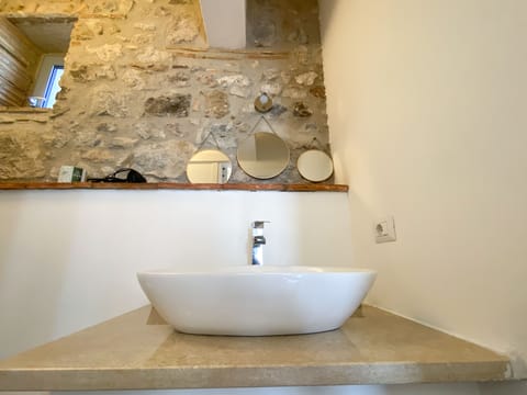 Deluxe Room | Soundproofing, rollaway beds, free WiFi, bed sheets