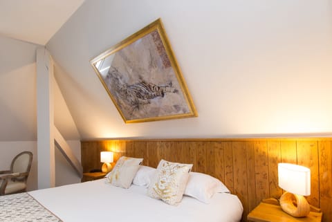 Suite (Afrique) | Desk, laptop workspace, blackout drapes, soundproofing