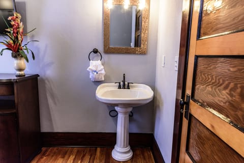 SINGLE | Bathroom sink