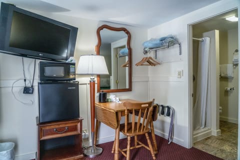 Room 2 Full Beds | Bathroom | Combined shower/tub, towels