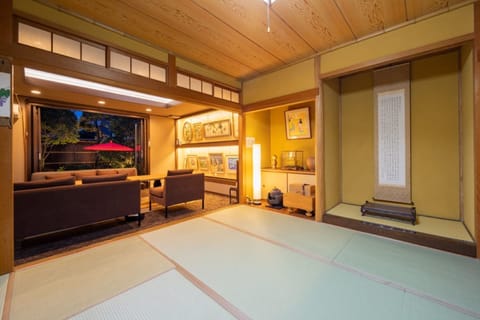 Basic House | Living area | Flat-screen TV