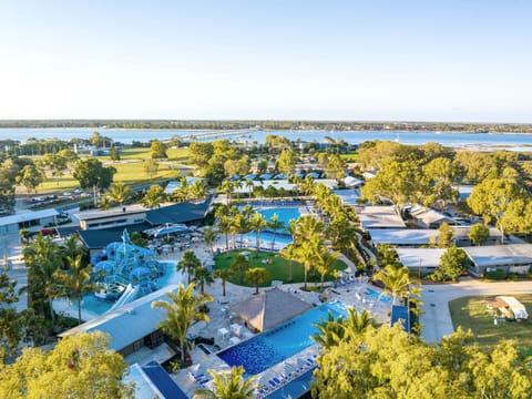 2 outdoor pools, free cabanas, pool umbrellas